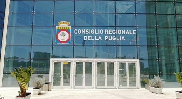 La Regione Puglia chiude gli uffici il venerdì: così si risparmia sulle bollette