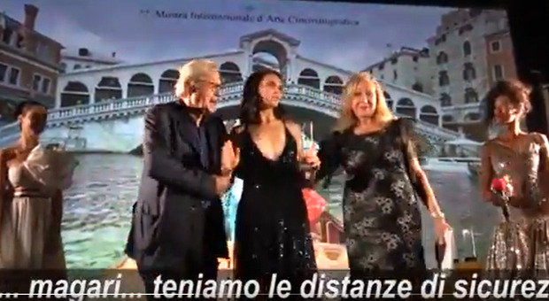 Venezia 2020, Sgarbi troppo vicino alla consegna del premio: l'attrice lo bacchetta: «Manteniamo le distanze»