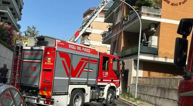 Incendio a Roma, palazzina va a fuoco: anziano trovato morto nel suo letto