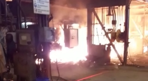 Incidente in ArcelorMittal: scoppia un incendio, nessuna conseguenza per gli operai. Melucci: «La fabbrica dovrebbe essere sospesa per cautela»