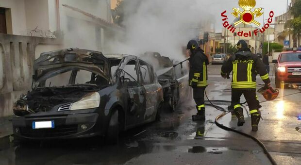 Incendio nella notte a Taurisano: distrutte due auto. Trovate tracce di liquido infiammabile