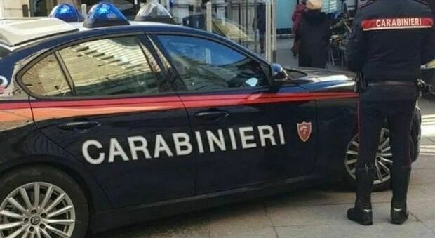 Forza il posto di blocco e cerca di investire il carabiniere: arrestato dopo un inseguimento
