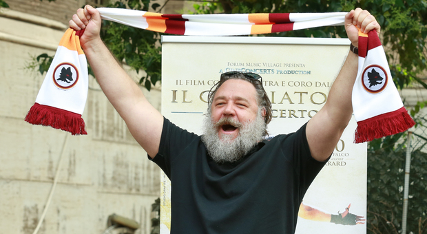 Russell Crowe a Roma per presentare il musical de Il Gladiatore, immancabile la sciarpa giallorossa
