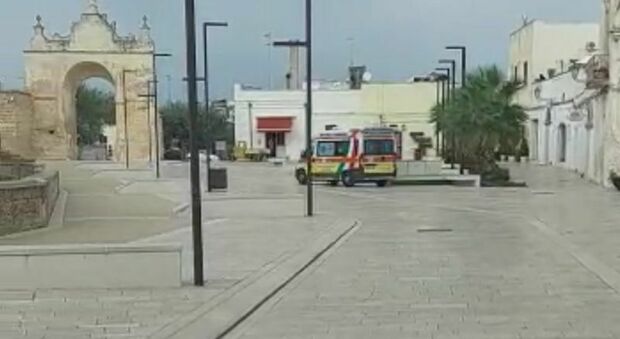 Ambulanza del 118 bloccata nel centro storico dalle fioriere: scoppia la polemica