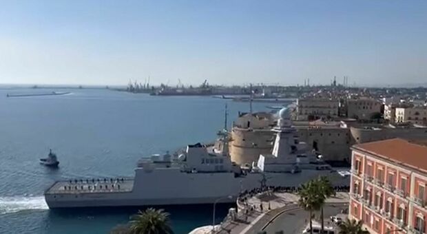 Taranto, insulti e pietre contro la nave militare che rientra in porto: «Assassini, vergogna»