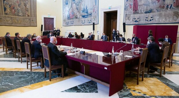 Governo diretta, al tavolo sul contratto Italia Viva chiede il Mes: no M5S. Renzi propone Bicamerale sulle riforme