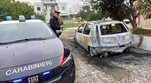 Salento, auto incendiata: trovata bottiglia con liquido infiammabile