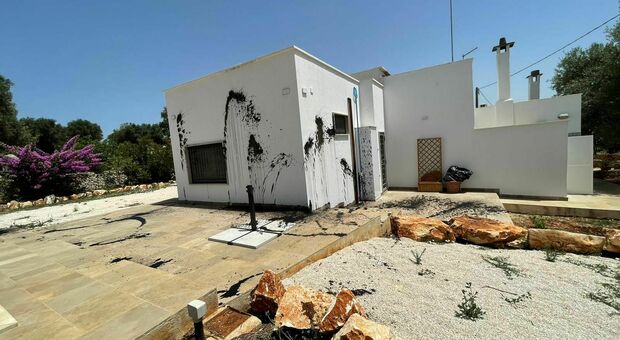 Villa devastata dal catrame: ignoti hanno danneggiato facciata, piazzale e piscina