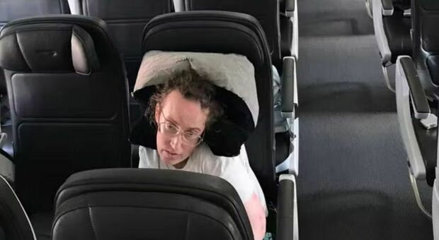 Passeggera disabile dimenticata per ore su un aereo: la denuncia sui social