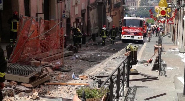 Roma, esplosione a Rocca di Papa: crolla palazzo del Comune, feriti sindaco e dipendenti, grave bimbo