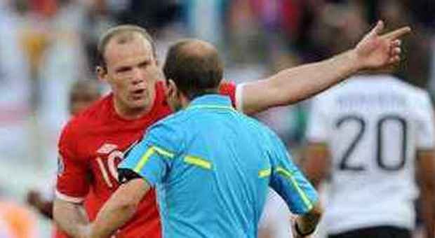 Rooney protesta con l'arbitro Larrionda