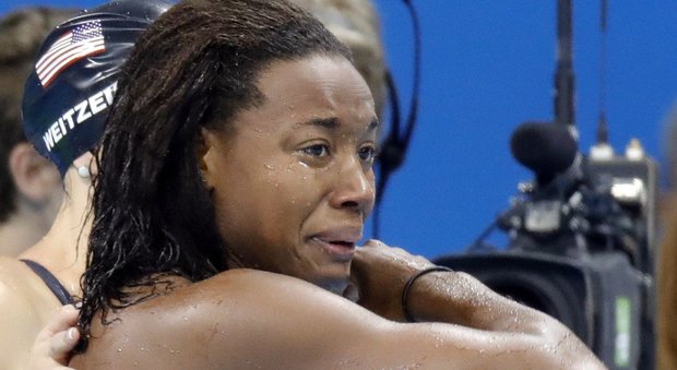 Rio 2016, Simone Manuel nella storia. E' la prima atleta afroamericana a vincere l'oro nel nuoto