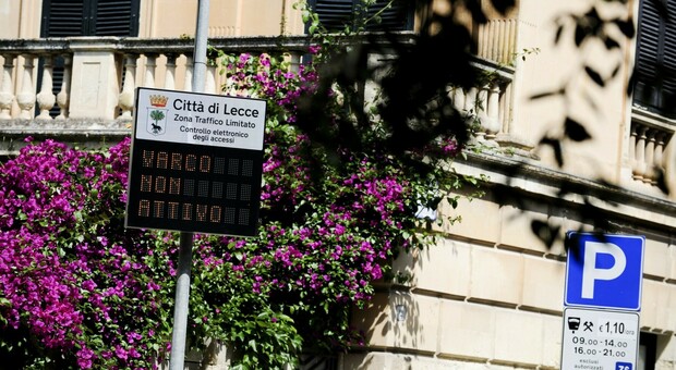 Lecce, ztl h 24 e centro storico blindato. Il commercio dice no:«Una batosta per gli operatori»