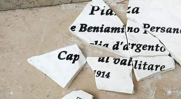 Brindisi, distrutta la targa dedicata al partigiano. La Cgil: «Ancora un attacco fascista»