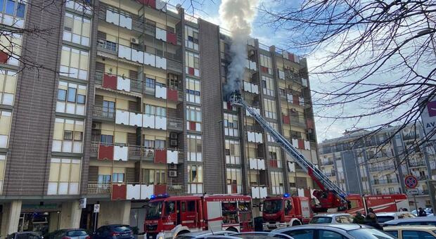 Incendio in un appartamento: fiamme al quarto piano. Evacuati due piani del palazzo. Residenti in strada, messi in salvo anche gli animali