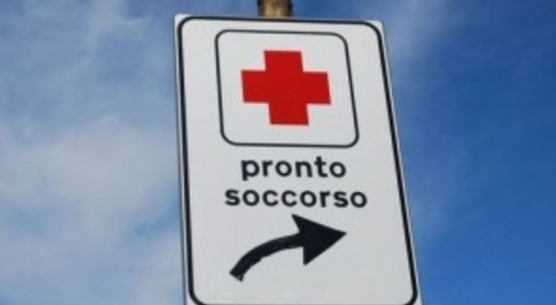Pronto soccorso, l'allarme dei medici: in Italia giorni in barella, negli altri paesi massimo 6 ore