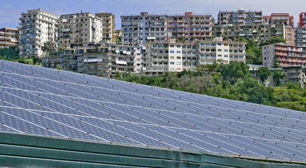 Burocrazia ostile e pannelli introvabili: installare un impianto fotovoltaico adesso è un odissea