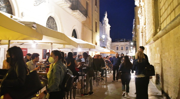 Lecce, ritorno alla normalità. Un fine settimana tra cene e aperitivi: la movida rivive