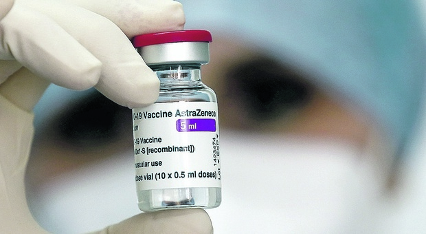 Dipendente della Asl si certifica le dosi del vaccino anti covid: accusato di frode