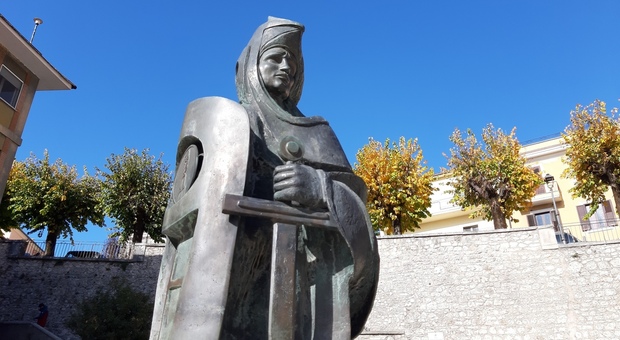 L'imponente statua all'ingresso di Guarcino