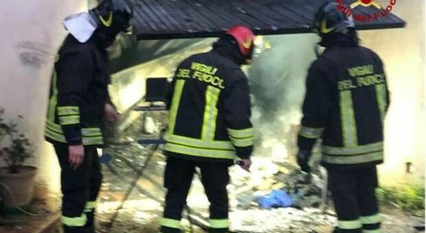 Le fiamme distruggono un garage a Soleto e i vigili del fuoco salvano due gatti rimasti bloccati all'interno