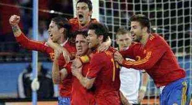 La gioia di Puyol dopo il gol (foto Martin Meissner - Ap)