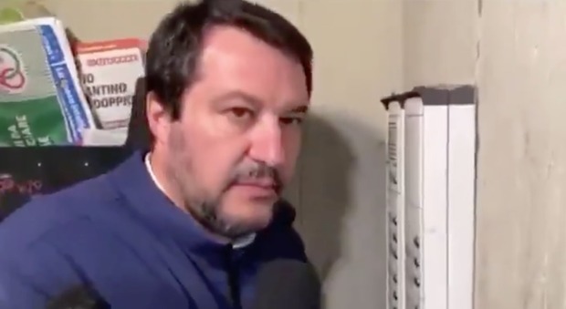 Salvini a Bologna suona al citofono di casa di un tunisino: «È vero che lei spaccia?». Il sindaco Merola: «Si vergogni»