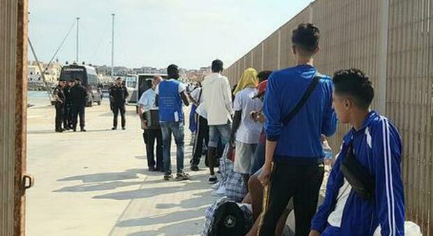 Lampedusa, svuotato l'hotspot: tutti i migranti sono stati trasferiti sulla nave quarantena
