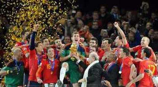 Spagna campione anche di fair play E il bacio di Casillas impazza