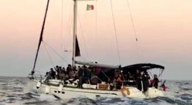 La barca a vela di 16 metri giunta a Leuca con 104 migranti