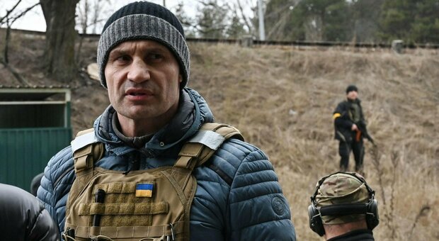Kiev, i tank russi tra i palazzi. La sfida del sindaco Klitschko: «Lotto fino alla morte, non saremo vostri schiavi»