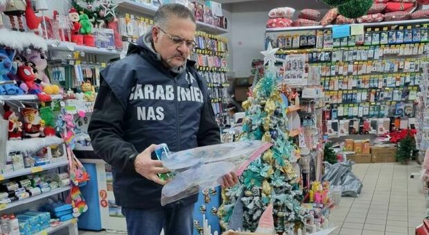 Giocattoli, pupazzi e panettoni di Natale contraffatti: maxi sequestro del Nas