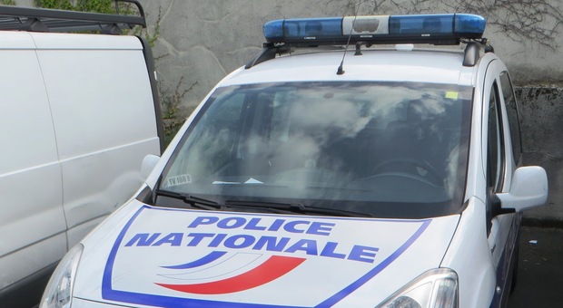 Francia, poliziotti attaccati con un coltello: «È terrorismo islamico». L'aggressore ha un permesso di soggiorno italiano