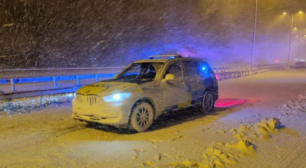 Tempesta Arwen si abbatte sulla Gran Bretagna: camion bloccati dalla neve, un uomo morto schiacciato da un albero