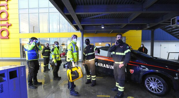 Ikea Milano, sostanza irritante nell'aria: due donne intossicate, portate in ospedale. Evacuati mille clienti