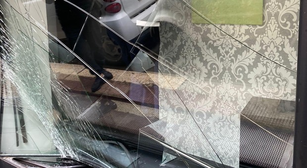 Vetrina rotta, ennesima spaccata ai danni di un negozio del centro di Bari