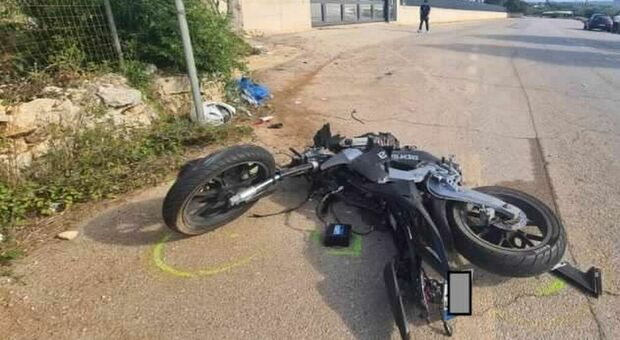 Terribile incidente a Conversano: sbanda con la moto e finisce contro un albero di ulivo: morto un 16enne