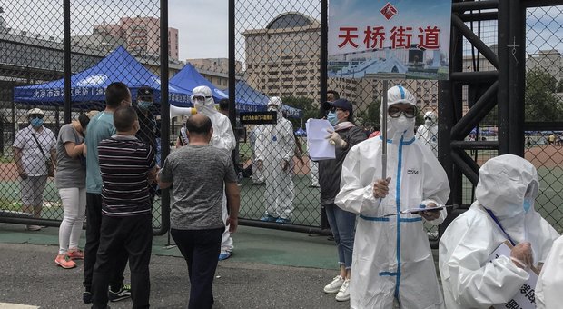 Coronavirus, a Pechino contagi in aumento: altri 10 quartieri in quarantena. Timori seconda ondata, Borse a picco