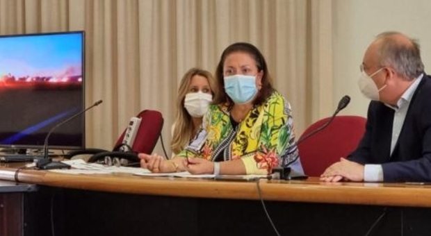 Fumo e puzza su Brindisi: il sindaco scova i focolai degli incendi nelle campagne