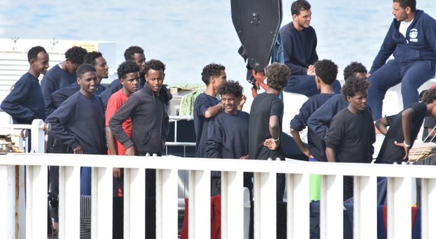 Diciotti, Salvini: «A bordo tutti illegali. Il Colle? Non lo temo»