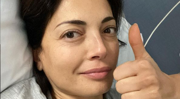 Alessia Mancini in ospedale, il selfie dopo l'intervento: «Prendetevi cura di voi sempre»
