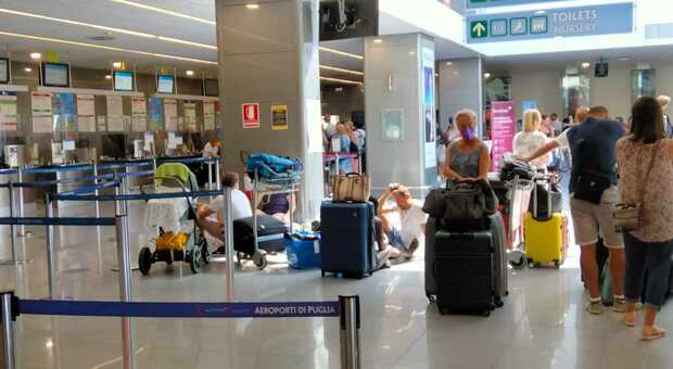 La domenica nera dei voli: oltre 60 collegamenti cancellati in Puglia. Viaggio in aeroporto: «Undici ore di ritardo? Purché si parta...»