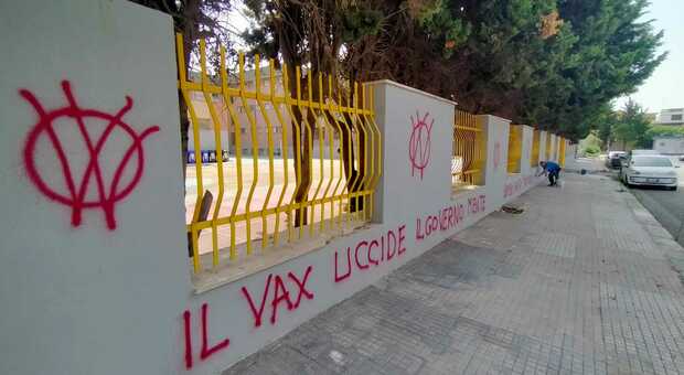 Blitz dei No Vax all'Ammirato-Falcone: scritte sui muri con vernice rossa