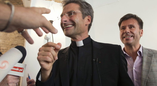 Sacerdote gay fa outing, il Vaticano lo rimuove e lui attacca: «Sant'Uffizio è cuore omofobia»