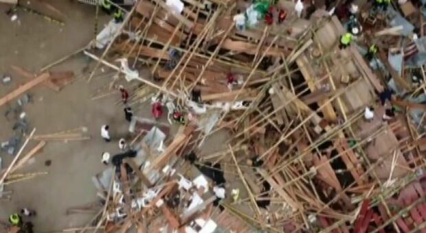Colombia, video choc: crolla la tribuna durante la corrida, otto morti e almeno 500 feriti