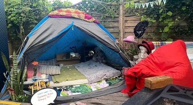 Airbnb, l'host fa pagare 76 euro a notte per stare in una tenda nel giardino di casa: "Hai tutti i comfort e vasca idromassaggio"