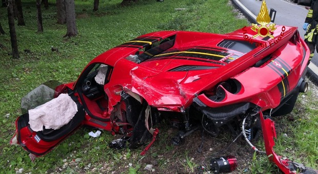 Incidente a Cortina. Ferrari F8 si schianta contro un camion