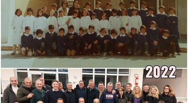 L'idea di una classe in Salento: si rivedono dopo 42 anni e scattano la stessa foto del 1980