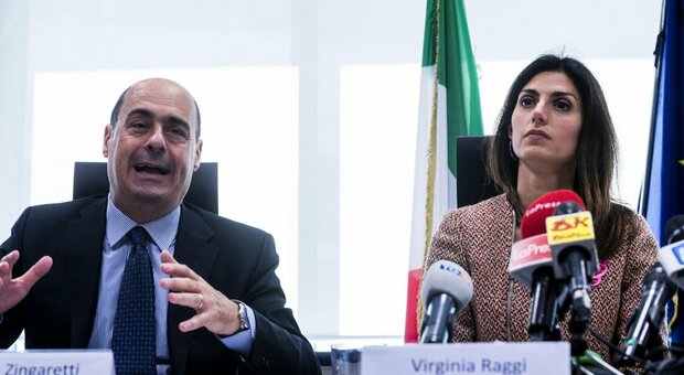 Il segretario dimissionario del Partito Democratico e presidente della Regione Lazio Nicola Zingaretti con la sindaca di Roma Virginia Raggi (M5S)