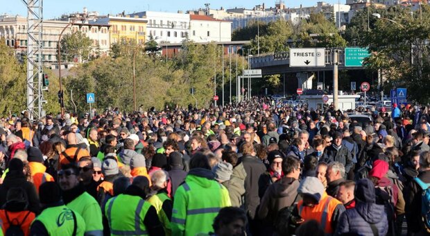 Sciopero No pass, al porto di Trieste già un migliaio di persone. Bloccato un varco a Genova
